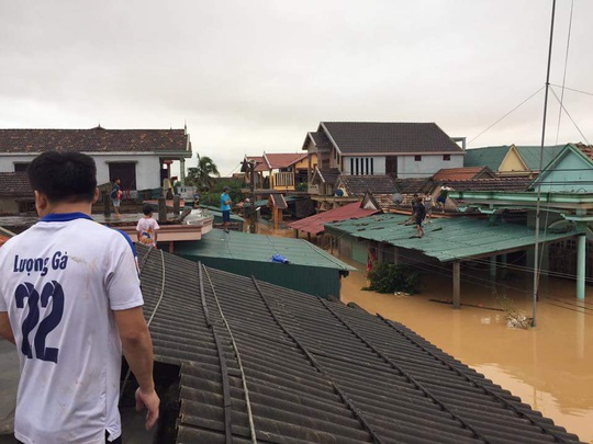 “Đại hồng thủy” nhấn chìm gần 80.000 nhà dân Quảng Bình, 3 người chết - Ảnh 1.