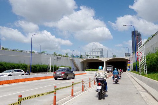 Cấm xe nhiều giờ liền ở hầm sông Sài Gòn - Ảnh 1.