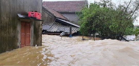 Quảng Bình: Lũ lụt kinh hoàng, ngập tới nóc nhiều căn nhà - Ảnh 12.