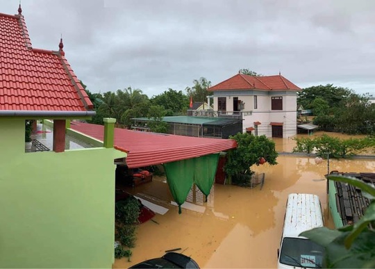 Quảng Bình: Lũ lụt kinh hoàng, ngập tới nóc nhiều căn nhà - Ảnh 15.