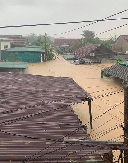 Quảng Bình: Lũ lụt kinh hoàng, ngập tới nóc nhiều căn nhà - Ảnh 2.