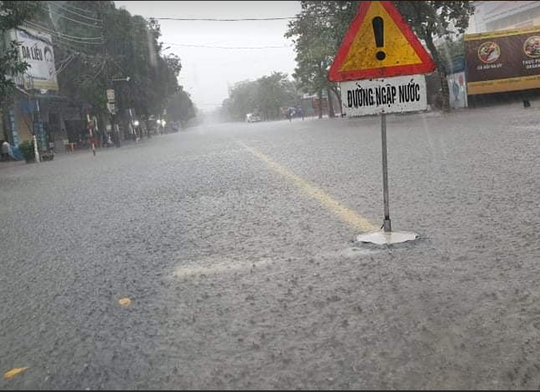 Hồ Kẻ Gỗ xả lũ, Hà Tĩnh sơ tán khẩn cấp gần 15.000 hộ dân - Ảnh 3.