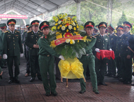 Xúc động hàng ngàn người dân xứ Nghệ dầm mưa tiễn biệt 3 liệt sĩ hi sinh ở Rào Trăng 3 - Ảnh 7.