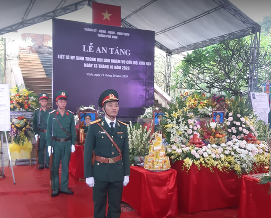 Xúc động hàng ngàn người dân xứ Nghệ dầm mưa tiễn biệt 3 liệt sĩ hi sinh ở Rào Trăng 3 - Ảnh 11.