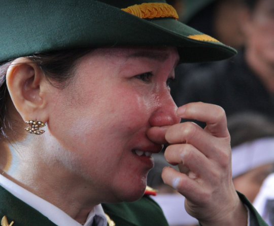 Xúc động hàng ngàn người dân xứ Nghệ dầm mưa tiễn biệt 3 liệt sĩ hi sinh ở Rào Trăng 3 - Ảnh 8.