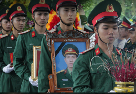Xúc động hàng ngàn người dân xứ Nghệ dầm mưa tiễn biệt 3 liệt sĩ hi sinh ở Rào Trăng 3 - Ảnh 2.