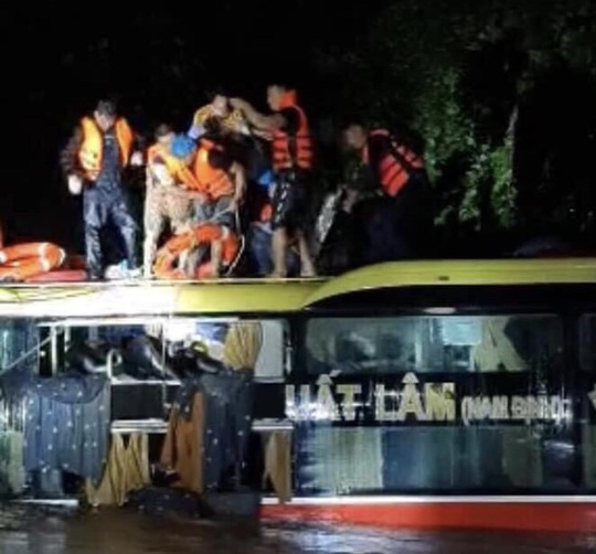 Nghẹt thở giải cứu xe khách giường nằm bị lũ cuốn trôi ở Quảng Bình - Ảnh 1.