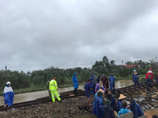 LƯU Ý: Đường sắt hủy bỏ một số chuyến tàu do mưa lũ - Ảnh 1.