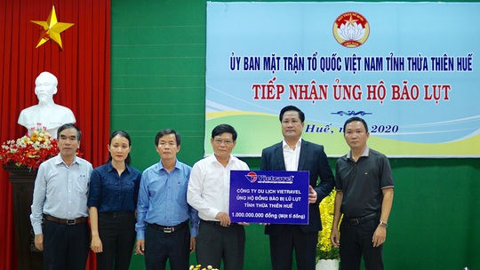 Vietravel ủng hộ 1 tỉ đồng, san sẻ khó khăn với người dân vùng lũ Thừa Thiên - Huế - Ảnh 1.
