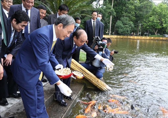 Thủ tướng Nhật Bản thăm Nhà sàn, Ao cá Bác Hồ - Ảnh 6.