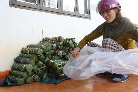 Người dân Đắk Lắk gói hàng ngàn bánh tét gửi tặng miền Trung - Ảnh 4.