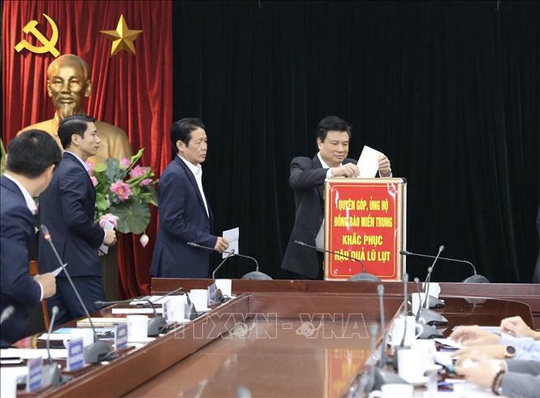 Hội nghị giao ban báo chí quyên góp ủng hộ đồng bào miền Trung bị mưa lũ - Ảnh 2.