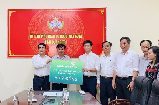 Vietcombank ủng hộ 11 tỉ đồng chung tay cùng đồng bào miền Trung - Ảnh 2.