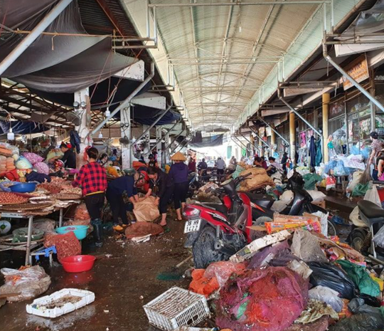 CLIP: Nước rút, tiểu thương chợ Hà Tĩnh “chết lặng” vì hàng trăm tấn hàng biến thành rác - Ảnh 9.