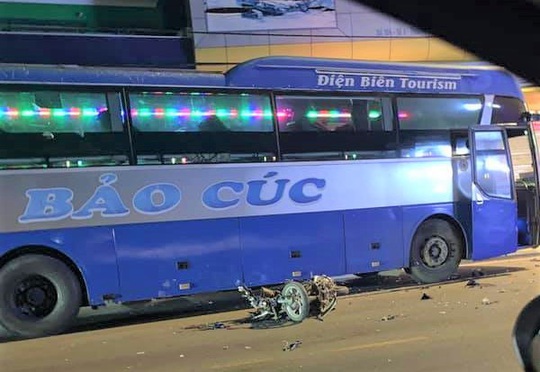 Xe khách lấn làn tông người đi xe máy tử vong - Ảnh 1.