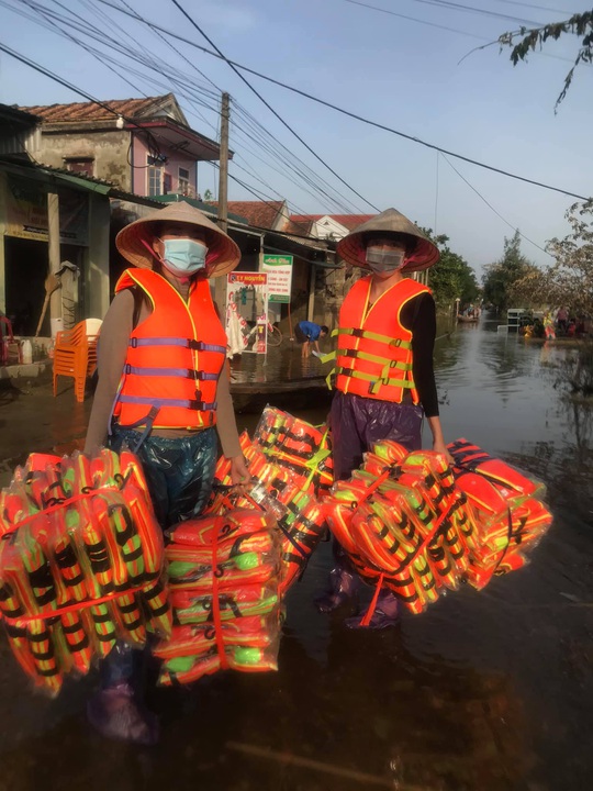 Thúy Diễm, Ái Châu bức xúc vì bị chỉ trích khi làm từ thiện - Ảnh 1.