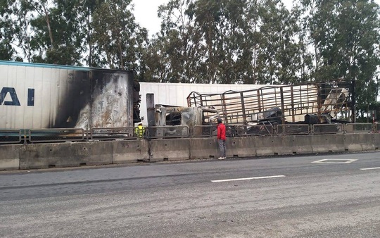 Xe container đấu đầu xe tải, bốc cháy ngùn ngụt trên quốc lộ - Ảnh 2.