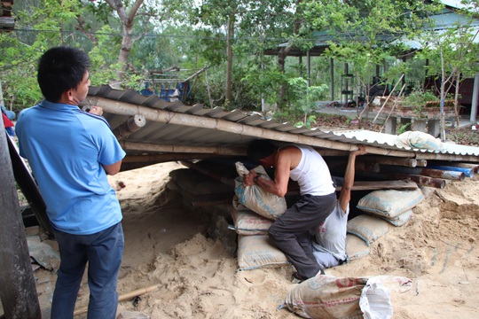 Người dân Quảng Nam đào hầm tránh bão số 9 - Ảnh 9.