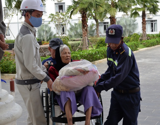 Quảng Ngãi: Đang di dời hàng chục ngàn người dân tránh bão số 9 - Ảnh 11.