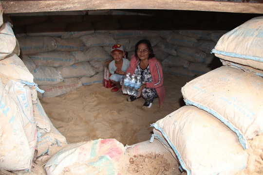 Người dân Quảng Nam đào hầm tránh bão số 9 - Ảnh 10.