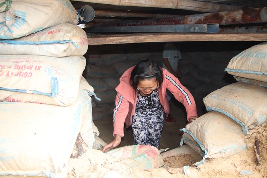 Người dân Quảng Nam đào hầm tránh bão số 9 - Ảnh 14.