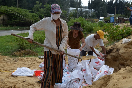 Quảng Ngãi: Đang di dời hàng chục ngàn người dân tránh bão số 9 - Ảnh 5.
