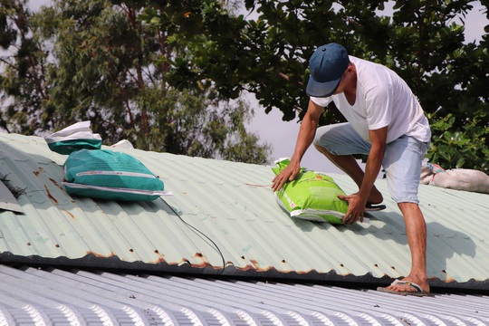 Người dân Quảng Nam dùng bao nước chèn mái nhà chống bão - Ảnh 1.