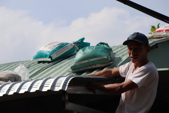 Người dân Quảng Nam dùng bao nước chèn mái nhà chống bão - Ảnh 2.
