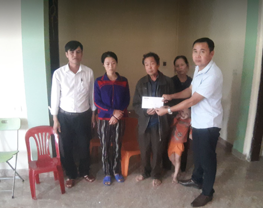 Thăm hỏi, trao quà của bạn đọc Báo Người Lao Động cho người thân 3 công nhân gặp nạn tại thủy điện Rào Trăng 3 - Ảnh 5.