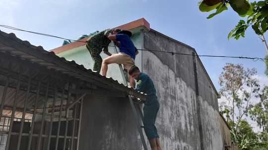 Người dân Quảng Nam dùng bao nước chèn mái nhà chống bão - Ảnh 6.