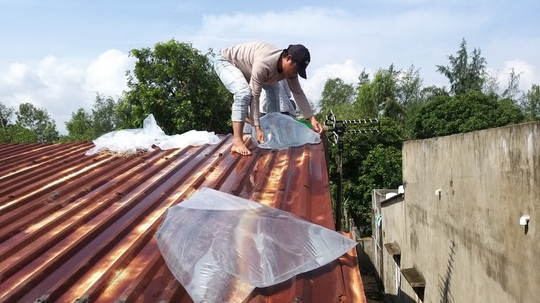 Người dân Quảng Nam dùng bao nước chèn mái nhà chống bão - Ảnh 11.