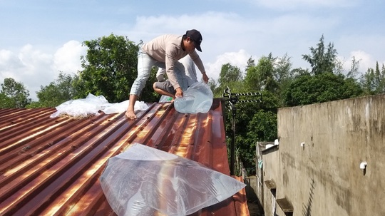 Người dân Quảng Nam dùng bao nước chèn mái nhà chống bão - Ảnh 10.