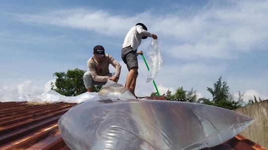 Người dân Quảng Nam dùng bao nước chèn mái nhà chống bão - Ảnh 9.