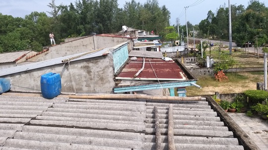 Người dân Quảng Nam dùng bao nước chèn mái nhà chống bão - Ảnh 16.