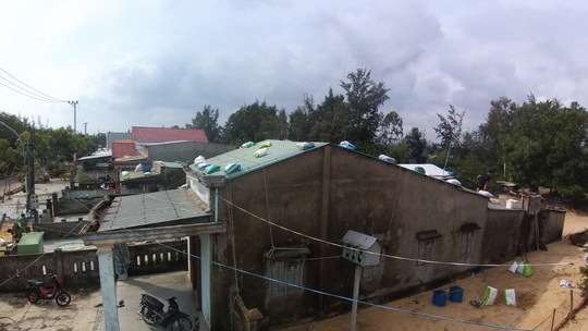 Người dân Quảng Nam dùng bao nước chèn mái nhà chống bão - Ảnh 15.