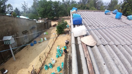 Người dân Quảng Nam dùng bao nước chèn mái nhà chống bão - Ảnh 14.