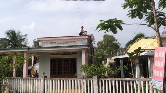 Người dân Quảng Nam dùng bao nước chèn mái nhà chống bão - Ảnh 13.