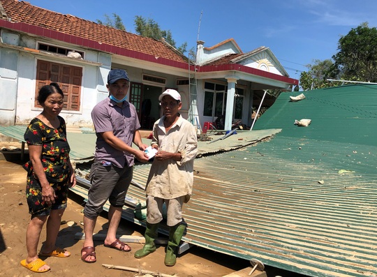 Báo Người Lao Động hỗ trợ khẩn cấp người dân vùng bão lũ Quảng Ngãi - Ảnh 1.