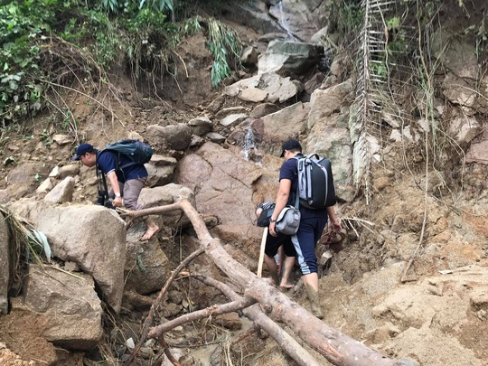 13 người bị vùi lấp ở Phước Sơn: Bí thư và Chủ tịch tỉnh Quảng Nam băng rừng đến hiện trường - Ảnh 3.