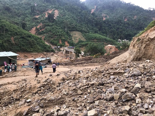 13 người bị vùi lấp ở Phước Sơn: Bí thư và Chủ tịch tỉnh Quảng Nam băng rừng đến hiện trường - Ảnh 5.