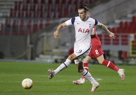 Hậu vệ trượt chân, Tottenham vuột ngôi đầu bảng Europa League - Ảnh 1.