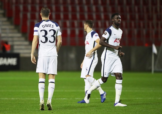 Hậu vệ trượt chân, Tottenham vuột ngôi đầu bảng Europa League - Ảnh 3.
