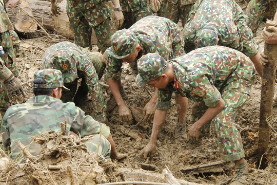 Thiếu tướng Nguyễn Đình Tiến: Dốc toàn lực tìm nạn nhân bị vùi lấp - Ảnh 14.