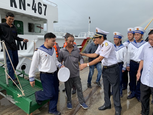 Rơi nước mắt cha con ngư dân Bình Định trùng phùng sau bão số 9 - Ảnh 6.