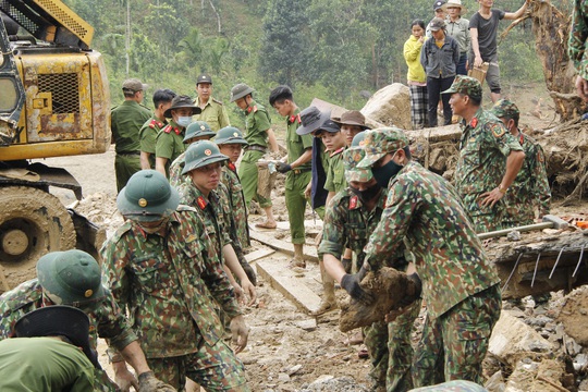 Thiếu tướng Nguyễn Đình Tiến: Dốc toàn lực tìm nạn nhân bị vùi lấp - Ảnh 13.