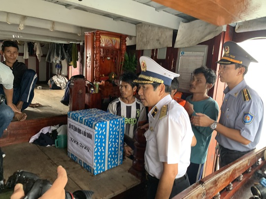 Rơi nước mắt cha con ngư dân Bình Định trùng phùng sau bão số 9 - Ảnh 5.