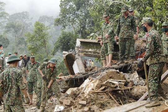 Thiếu tướng Nguyễn Đình Tiến: Dốc toàn lực tìm nạn nhân bị vùi lấp - Ảnh 7.