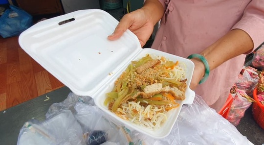 Người giữ lửa bếp ăn từ thiện - Ảnh 4.