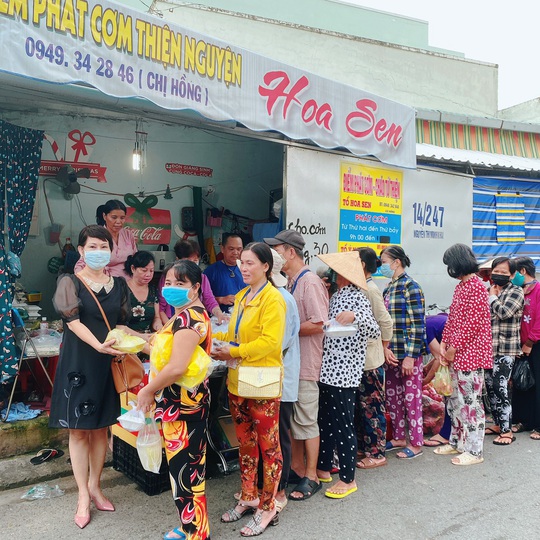 Người giữ lửa bếp ăn từ thiện - Ảnh 7.