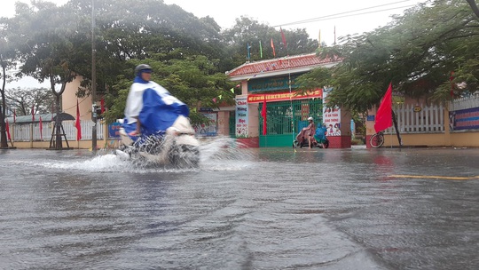 Quảng Nam mưa trắng trời, đường phố lênh láng, nhà dân tốc mái - Ảnh 3.